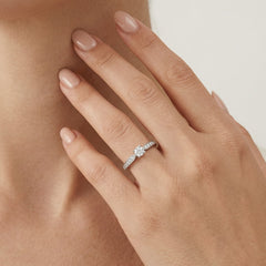 Bague de fiançailles élégante en or blanc avec diamant