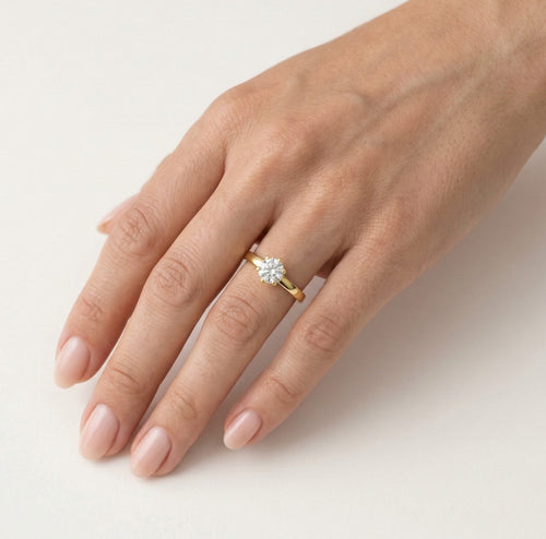 Hochglanzpolierter Goldring mit sechs Krappen