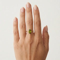 Pear fine step cut moldavite gold ringBague en or avec moldavite taille poire à facettes fines