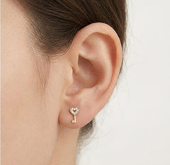 Boucles d'oreilles clou en or jaune avec cœur en zirconium cubique