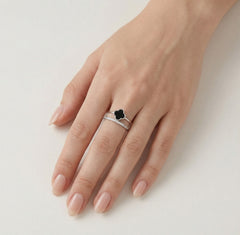 Anillo de plata con ónix y circonita cúbica