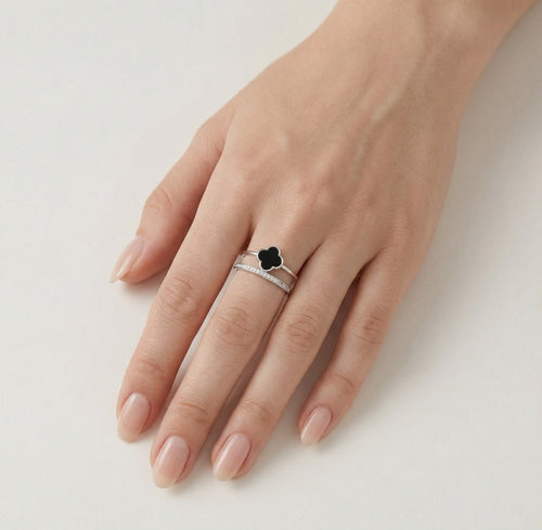 Silberner Ring mit Onyx und Zirkonia