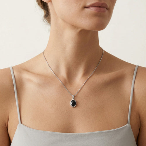 Halo-Oval-Onyx-Anhänger aus Weißgold