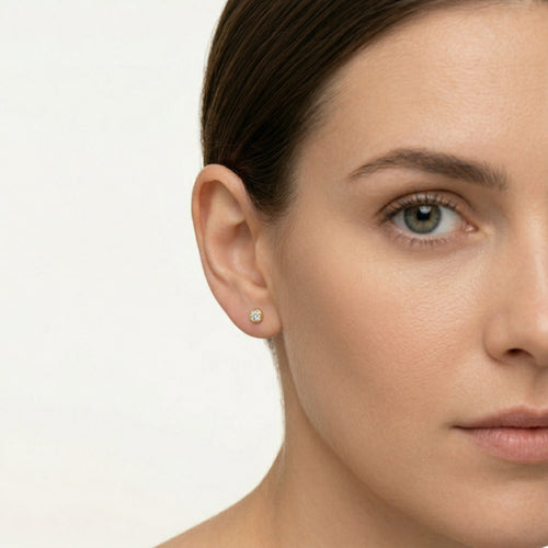 Boucles d'oreilles clous en or avec zirconium cubique rond serti en panier