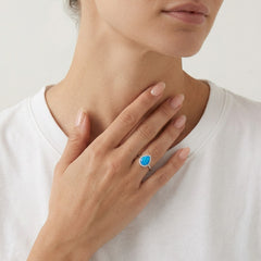 Cabochon-Opal-Ring mit Krappenfassung