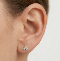 Zářivé náušnice ze žlutého zlata s čirými zirkony