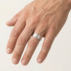 Gravírovaný snubní prsten z bílého zlata