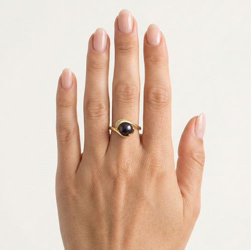 Einzigartiger Ring mit schwarzer Perle und Zirkonia