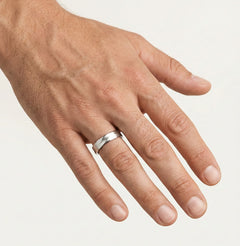 Alliances en or blanc mat avec ligne unique