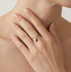 Bague goutte en grenat taille poire avec zirconiums cubiques