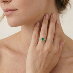 Klasický prsten z bílého zlata s diamantem a smaragdem