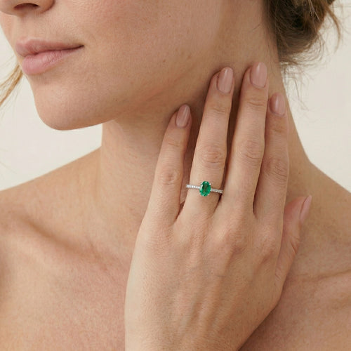 Klasický prsten z bílého zlata s diamantem a smaragdem
