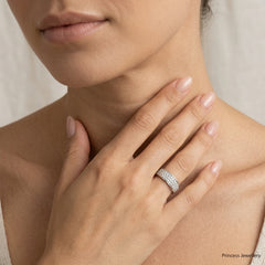 Bague massive en or blanc avec zirconiums cubiques horizontaux