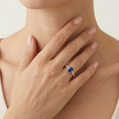 Elegant sapphire white gold ring with diamonds