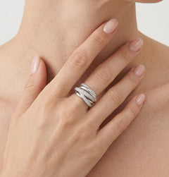 Anillo macizo de plata de ley con diseño retorcido