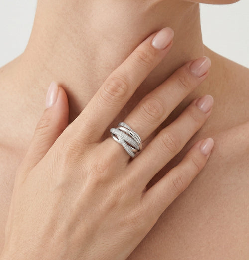 Anillo macizo de plata de ley con diseño retorcido