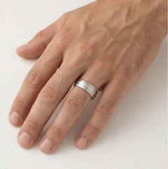 Široký platinový snubní prsten s matným povrchem