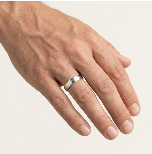 Snubní prsten z bílého zlata s diamanty