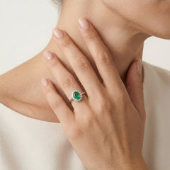 Luxurious 18kt gold diamond and emerald ring