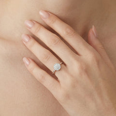 Bague de fiançailles moderne pour femme avec diamants ronds