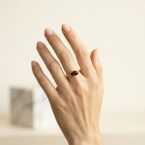 Goldring mit Granat im Marquise-Schliff