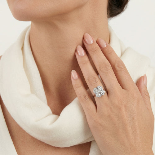 Ring mit Halo aus Zirkonia im Kissenschliff und Rundschliff