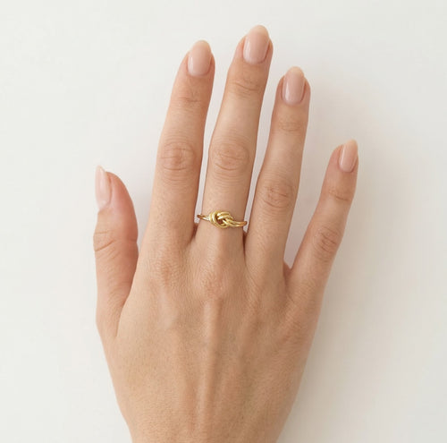 Zlatý prsten se smotaným uzlem