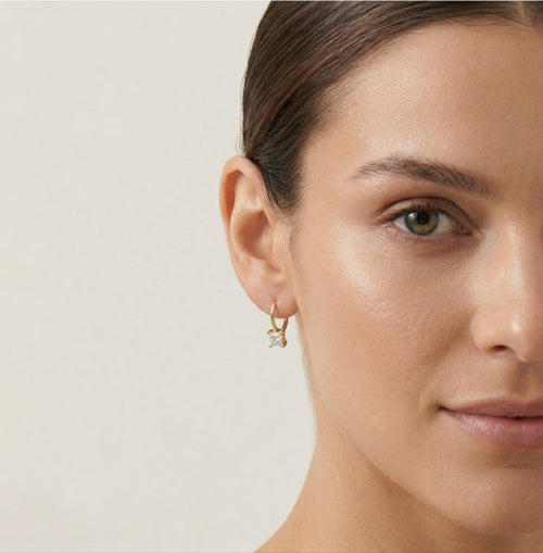 Boucles d’oreilles en or avec cinq zircones cubiques