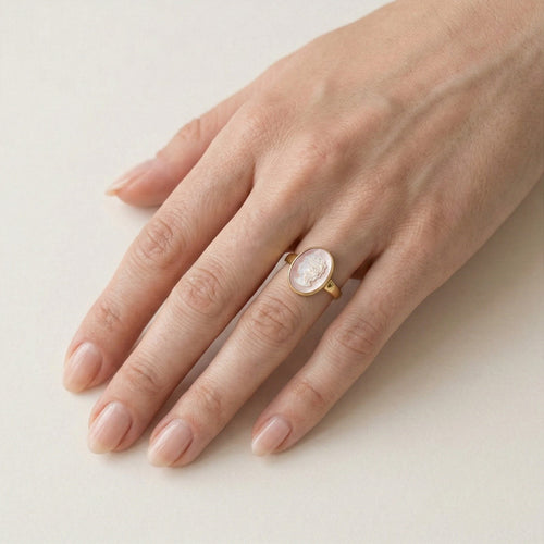 Kamee-Ring im klassischen Golddesign