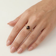 Eleganter Ring mit rundem Granat
