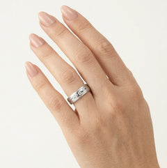 Bague de mariage en or blanc avec finition mate et polie.