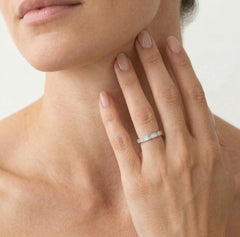 Stylový prsten z bílého zlata s diamanty