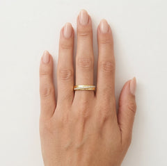 Prsten ze žlutého zlata s kanálkem zirkonů