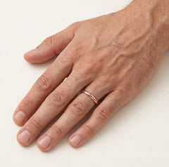 Nadčasový tenký snubní prsten z růžového zlata