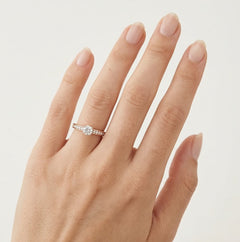 Hermoso anillo de oro rosa con diamante