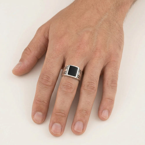 Pánský prsten ze stříbra s černým smaltem, čtvercový