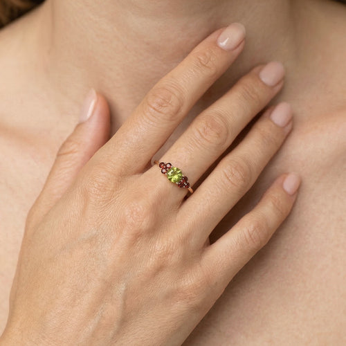 Bague élégante en or 14 carats avec moldavite et grenat