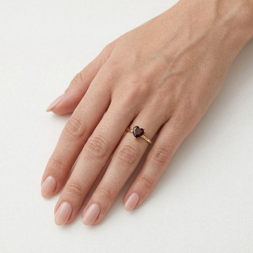Ring aus Gelbgold mit herzförmigem Granat