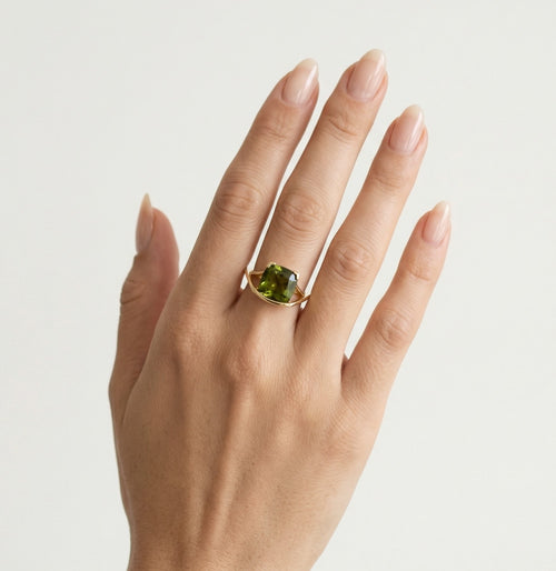 Anillo solitario especial de moldavita en talla cojín