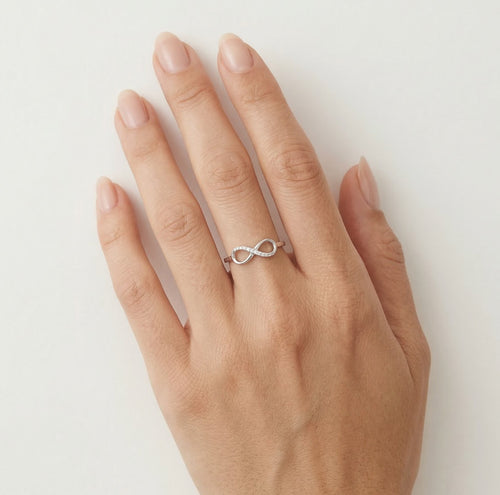 Bague infini en or blanc avec diamants