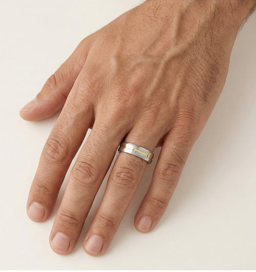 Matný snubní prsten z bílého a leštěného žlutého zlata