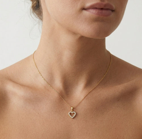 Petit cœur en or avec pierres de zircone cubique brillantes