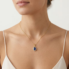 Zlatý přívěsek s oválným syntetickým safírem