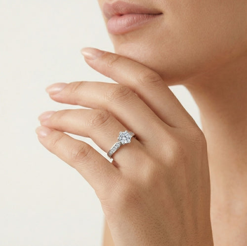 Prsten z bílého zlata s kubickým zirkonem a zirkony podél