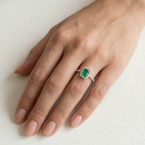 Beautiful white gold diamond ring with emerald