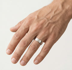 Poloviční leštěný a matný zlatý snubní prsten