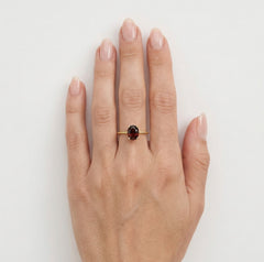 Eleganter ovaler Granat-Ring mit detaillierter Fassung