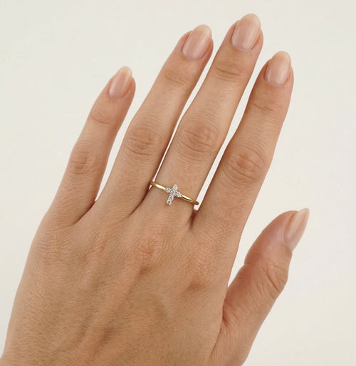 Bague avec pendentif croix et pierre taille ronde