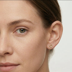 Boucles d'oreilles puces rondes en or jaune avec zircon cubique dans un cadre.