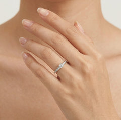 Bague élégante en or blanc avec diamants